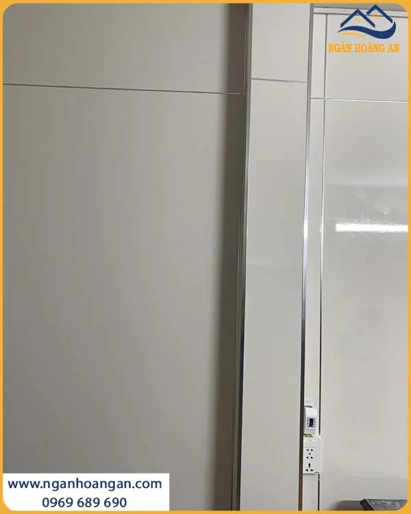 Căn Hộ Thi Công Ốp Tường Bằng PVC Trắng Trơn Kosmos Giá Thành Hợp Lý